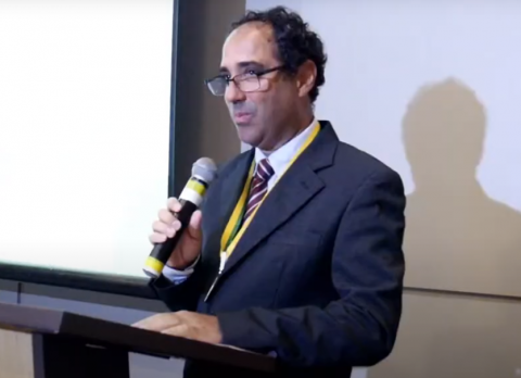 Prof. Jean discursa em cerimônia do CRMV-PE